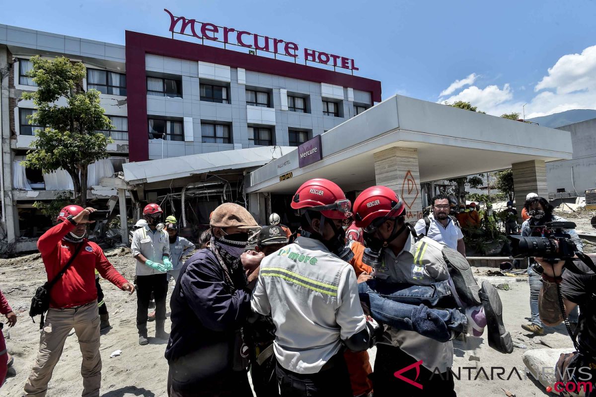 Warga tunggui evakuasi korban di Hotel Mercure Palu
