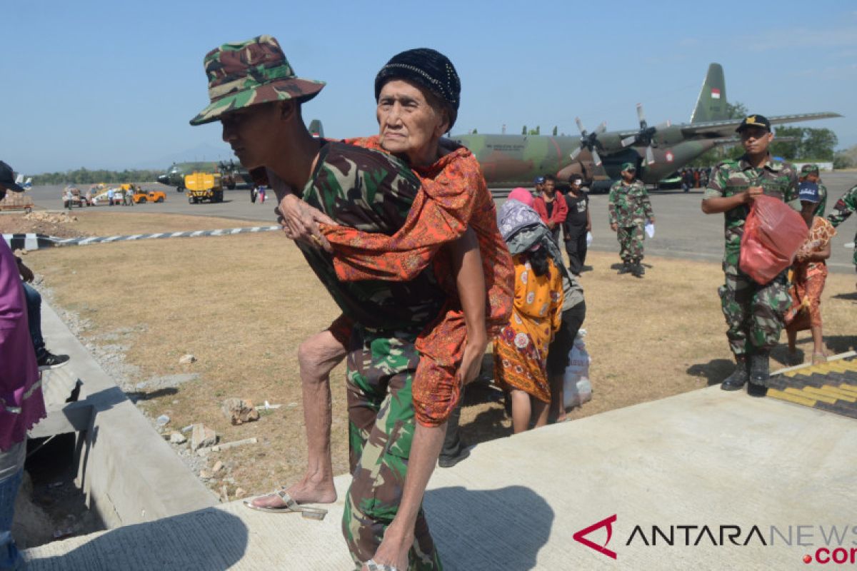 Pengungsi lansia, ibu hamil dan anak-anak tiba di Makassar