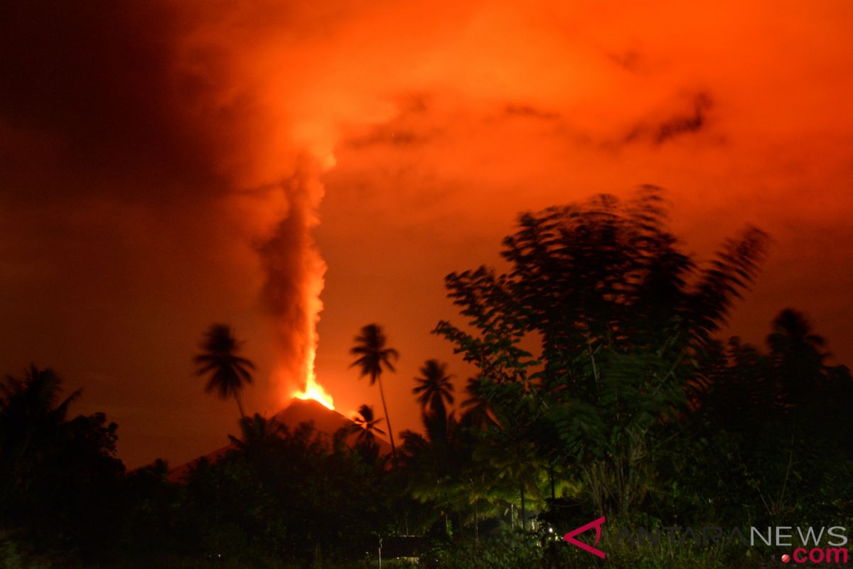 Gunung Soputan erupsi empat kali sejak pagi