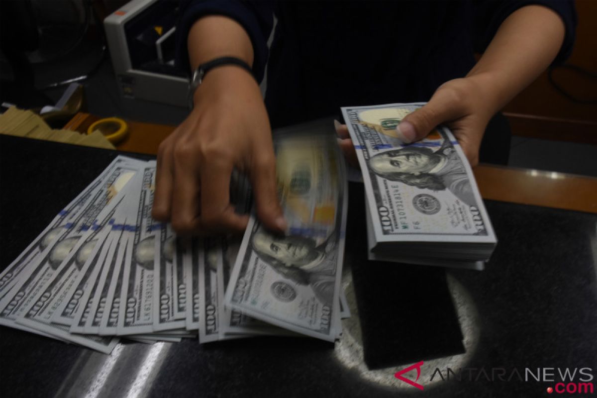 Dolar turun dari tertinggi 7 pekan, setelah sterling menguat