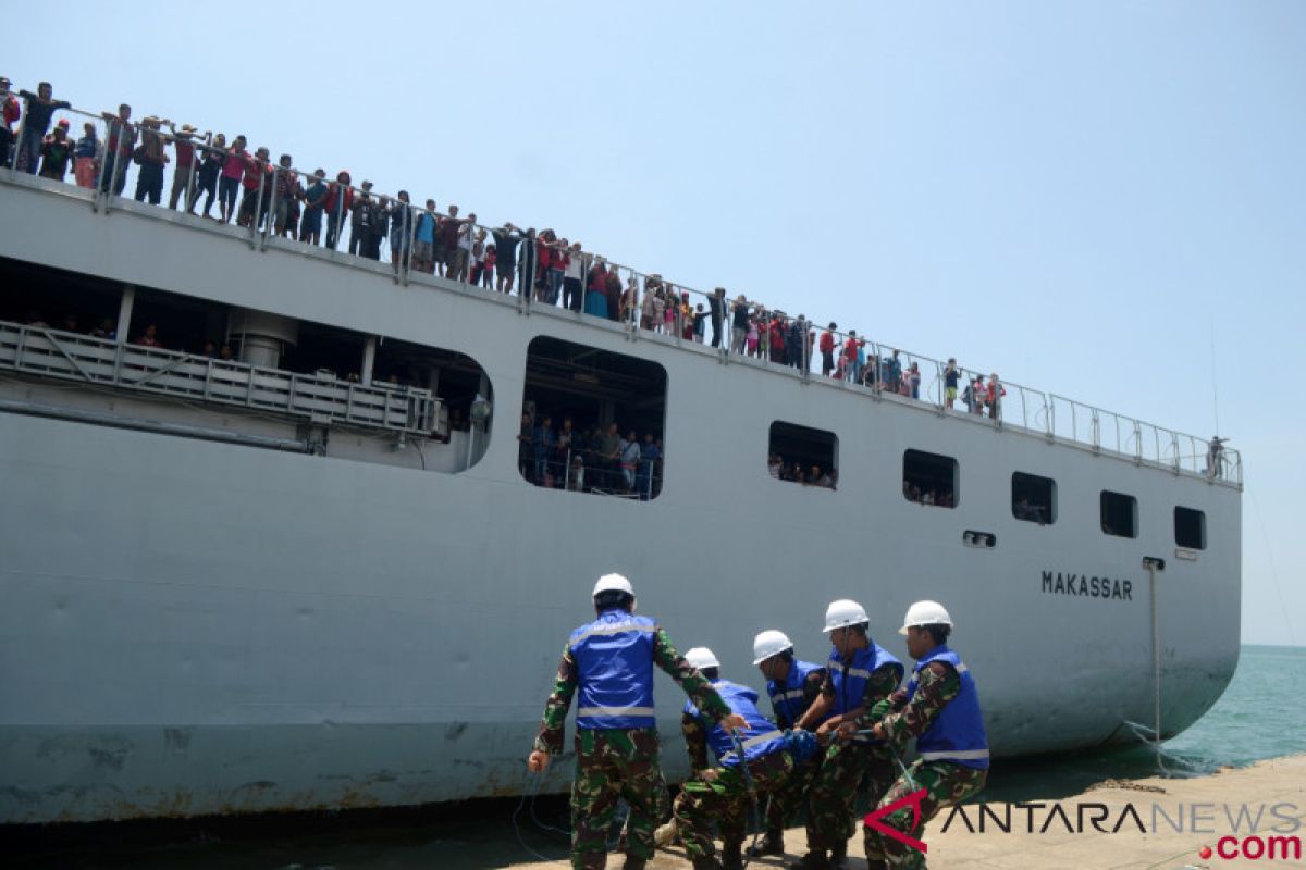 Ratusan pengungsi Palu tiba di Tanjung Perak