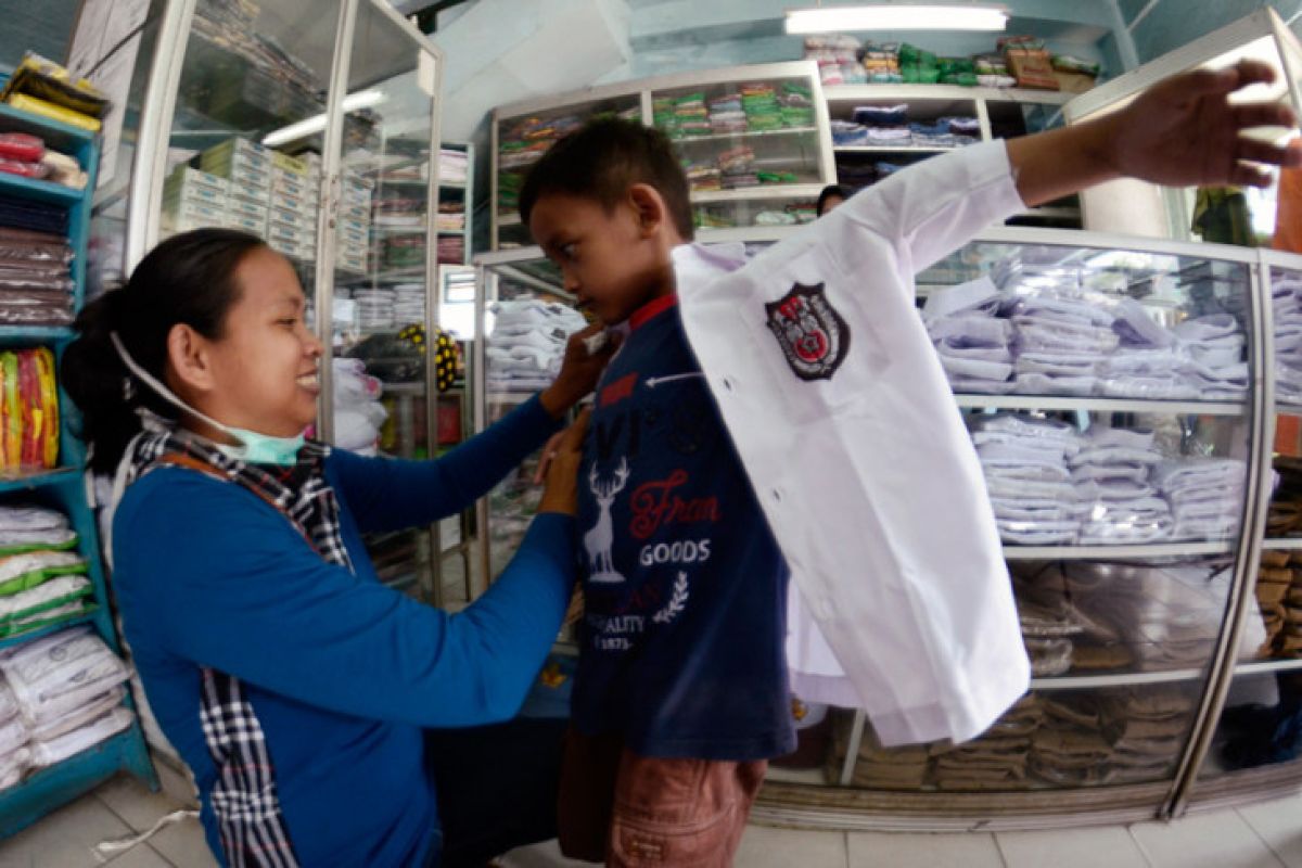 Kertas bekas untuk seragam sekolah anak miskin