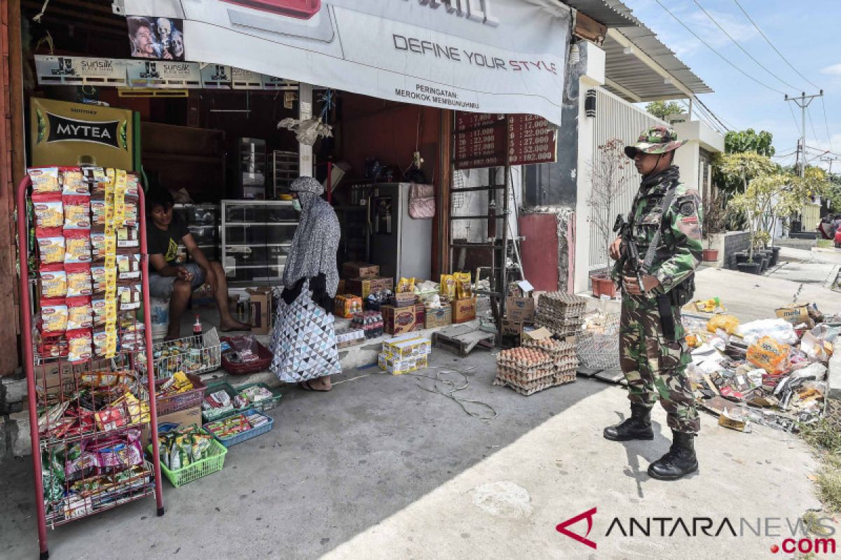 Palu`s main market has opened, guarded by TNI