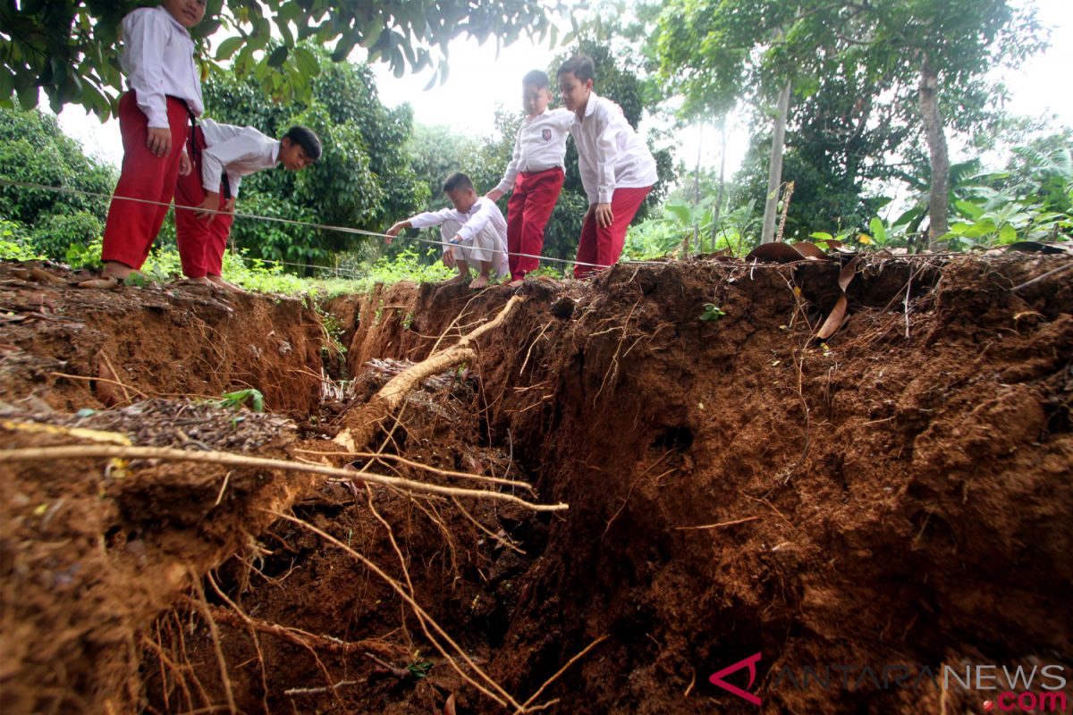 Belasan rumah di Cianjur  terancam longsor akibat pergerakan tanah