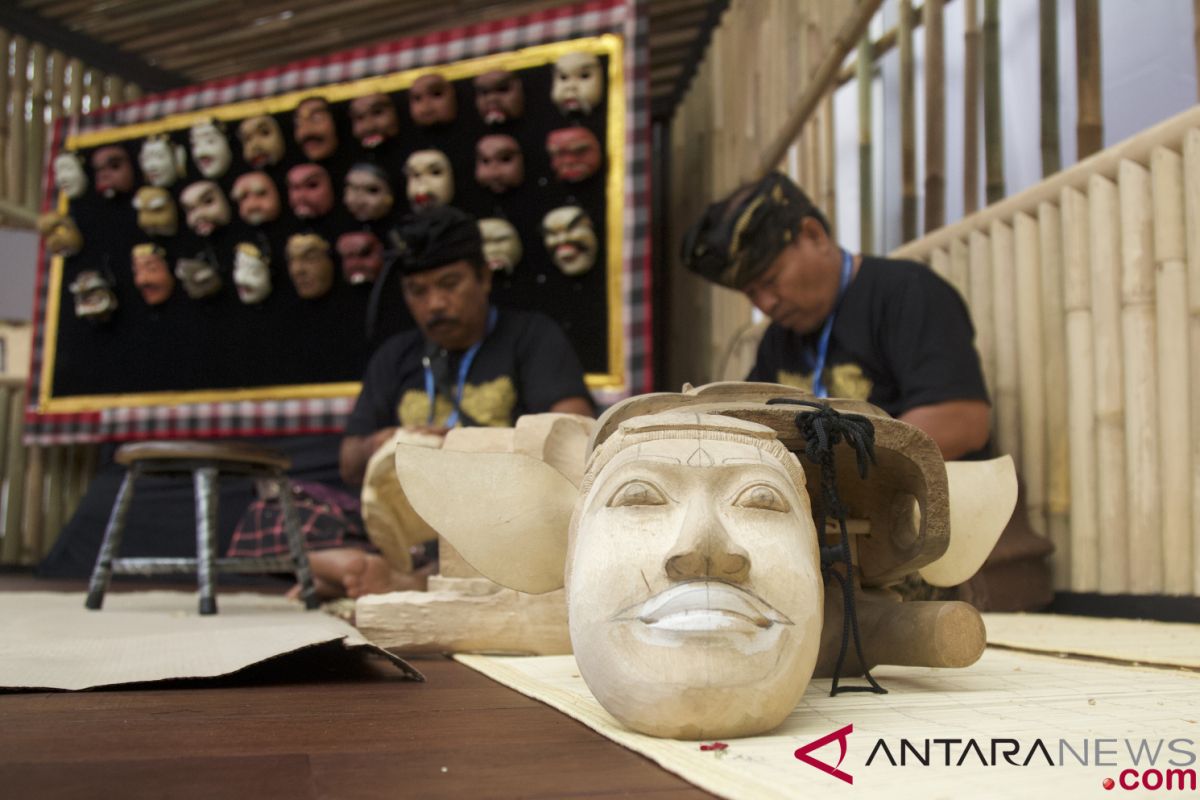 IMF-WB - Balinese mask craftsmen show off skills at Indonesian Pavilion