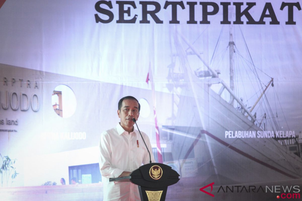 Jokowi submits tens of thousands of land certificates in Marunda