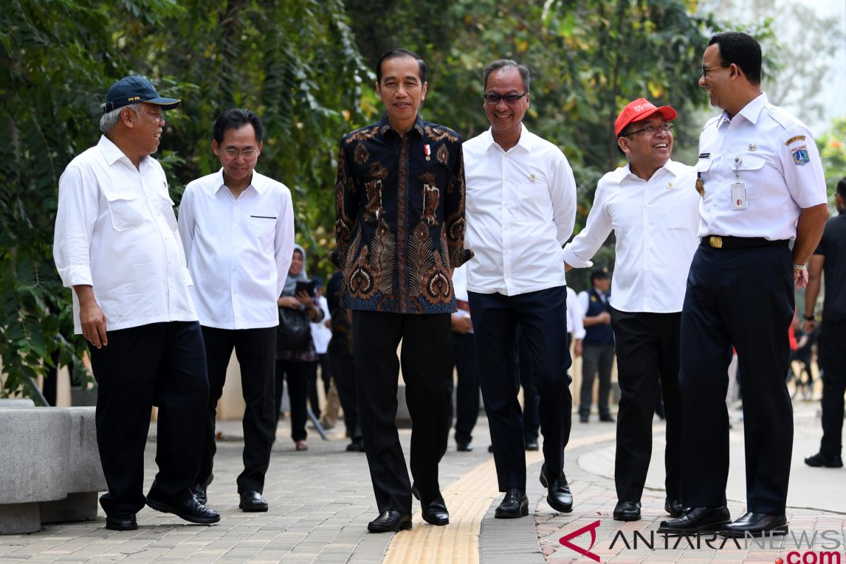 Jokowi observes public facilities at GBK sports complex