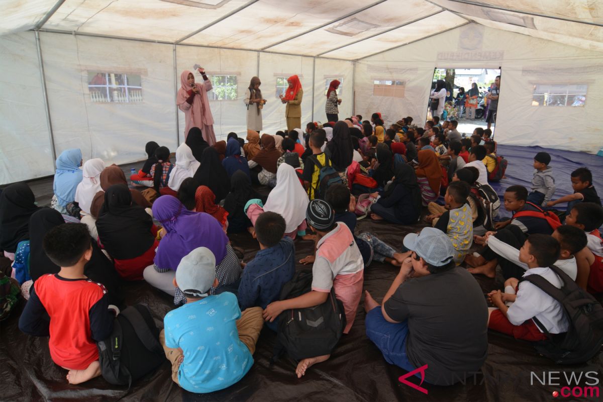 Siswa di Lindu masih belajar di tenda-tenda