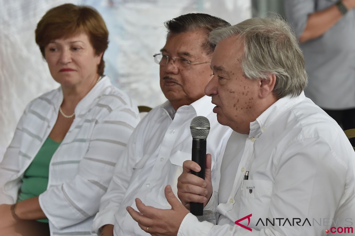 Kalla greets UN Secretary General at Palu airport