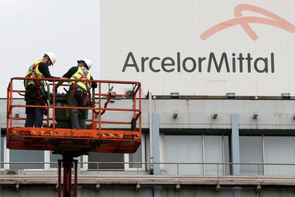 Saham baja ArcelorMittal melonjak, Bursa Spanyol menguat 75,50 poin