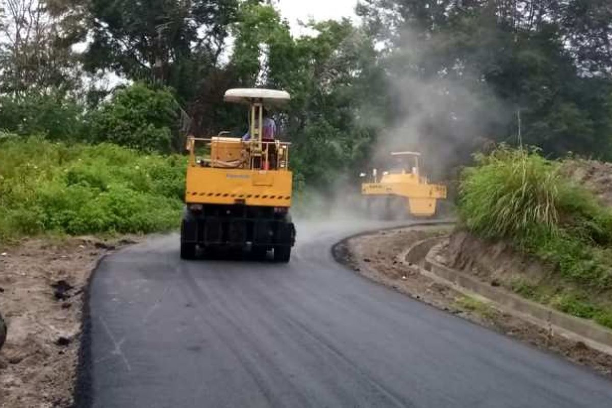 Ruas jalan tani dan wisata Samosir ditingkatkan