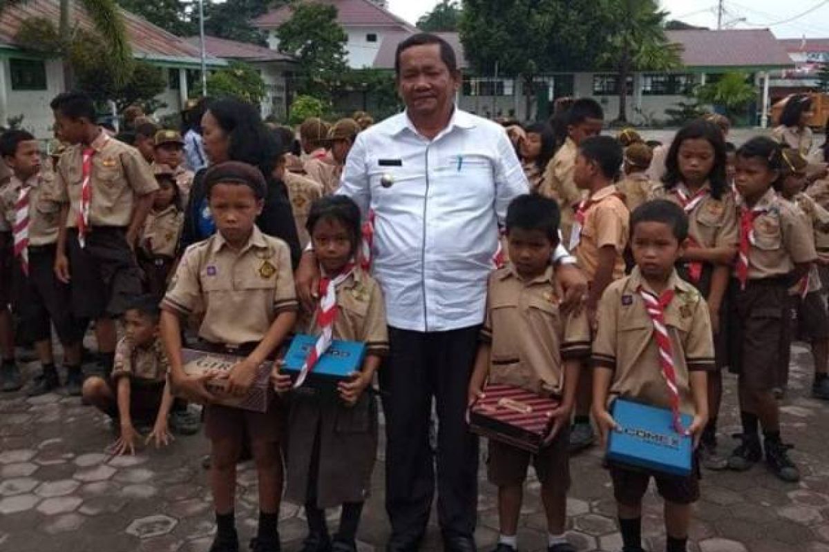 Sepatu sekolah gratis untuk pelajar miskin Samosir