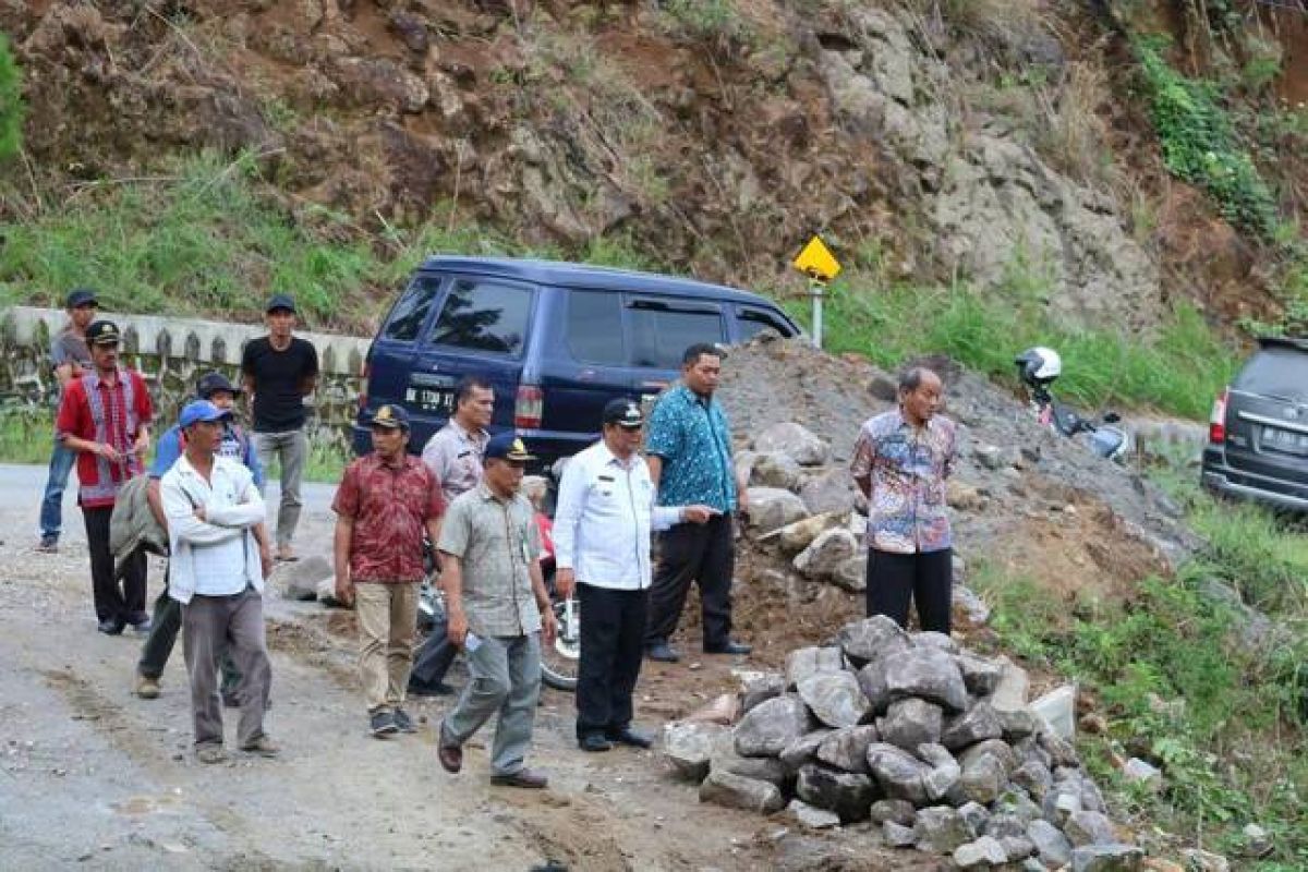 Bupati Samosir monitoring penataan lokasi wisata