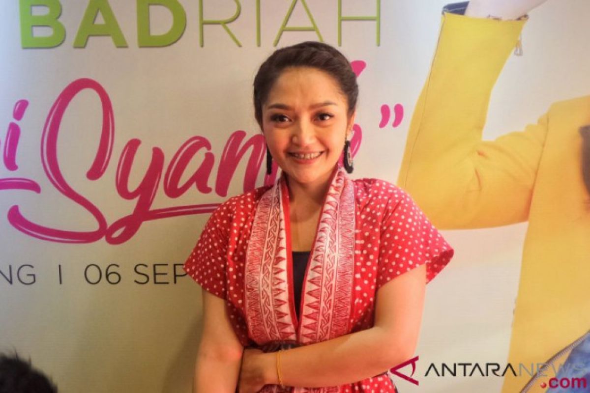 Siti Badriah rilis koleksi busana yang tersedia di toko online