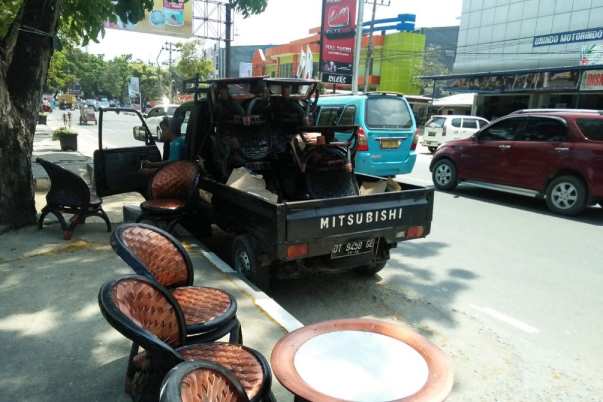 Pengrajin kursi ban bekas laris terjual