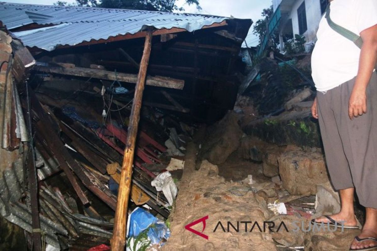 Pondasi bangunan longsor empat warga Sibolga tewas tertimbun