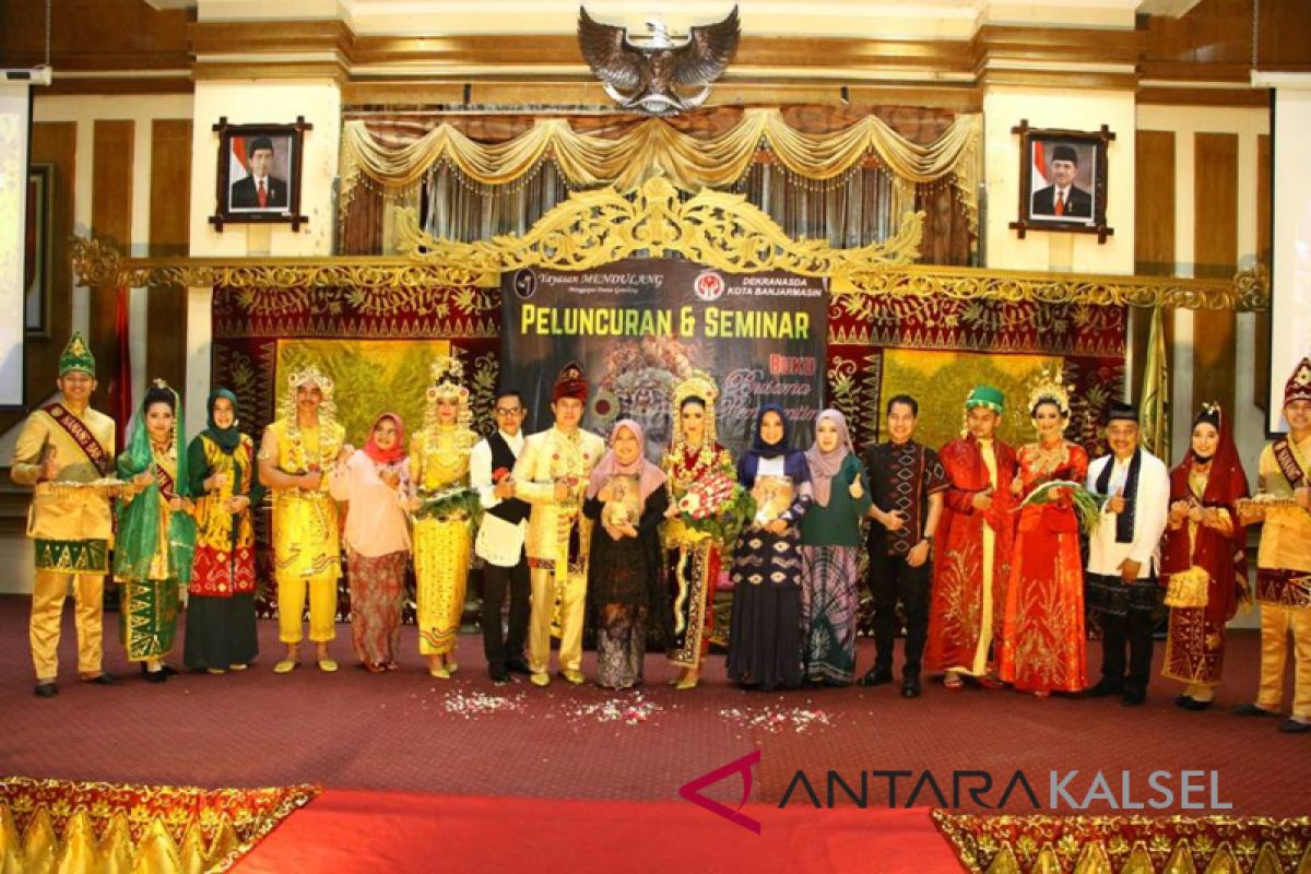Hj Siti Wasilah Luncurkan Buku Tata Rias Pengantin Banjar