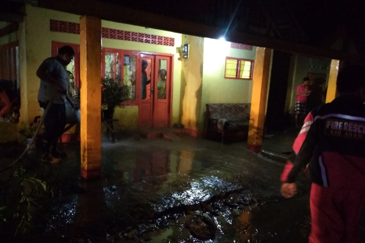 Agam kerahkan mobil pemadam kebakaran bersihkan rumah warga terdampak banjir
