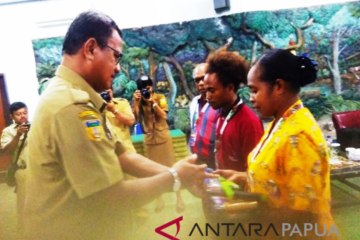 Dispar Papua bantu peralatan ukir untuk sanggar Biak