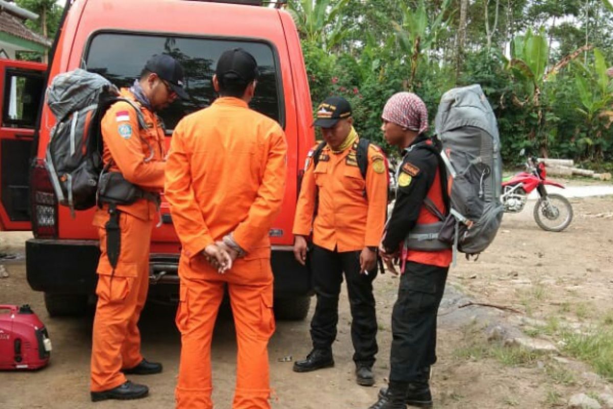 Basarnas Jember Bantu Evakuasi Jenazah Pendaki Gunung Semeru