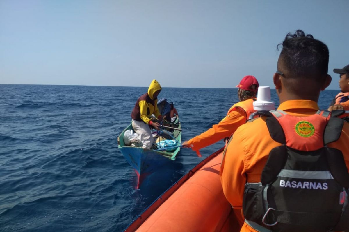 Tim sar cari longboat mati mesin di laut Malra