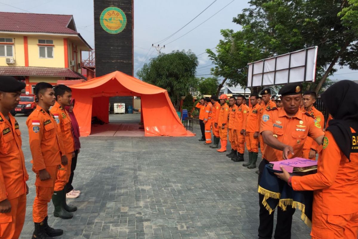 Personel Basarnas Palu dapat batuan bencana