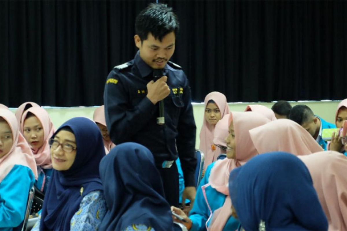 Pelajari kepabeanan, SMK Tamansiswa berkunjung ke Bea Cukai Tanjung Emas