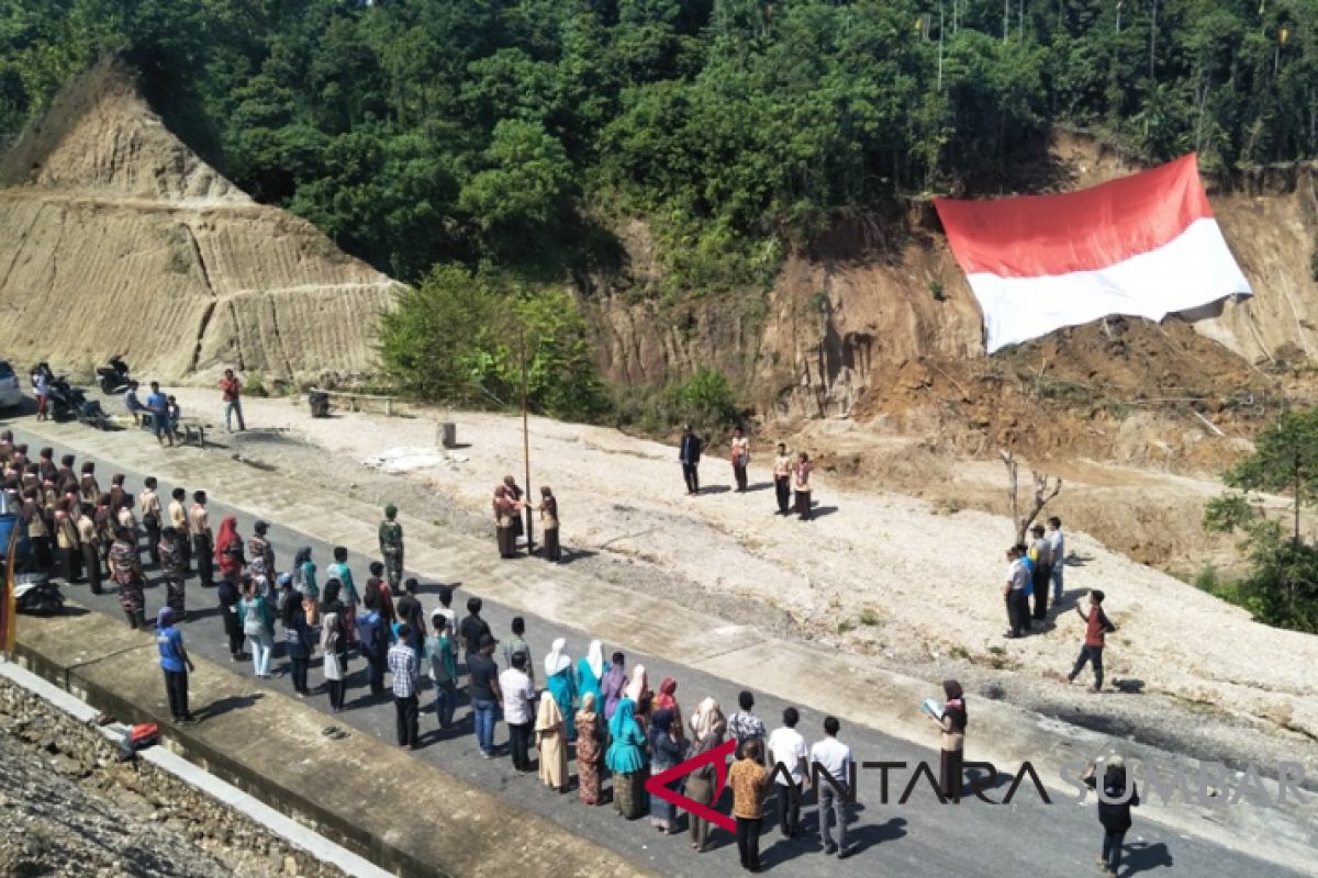 Peringati Hari Sumpah Pemuda, bendera Merah Putih raksasa dikibarkan di Puncak Mandiangin (video)