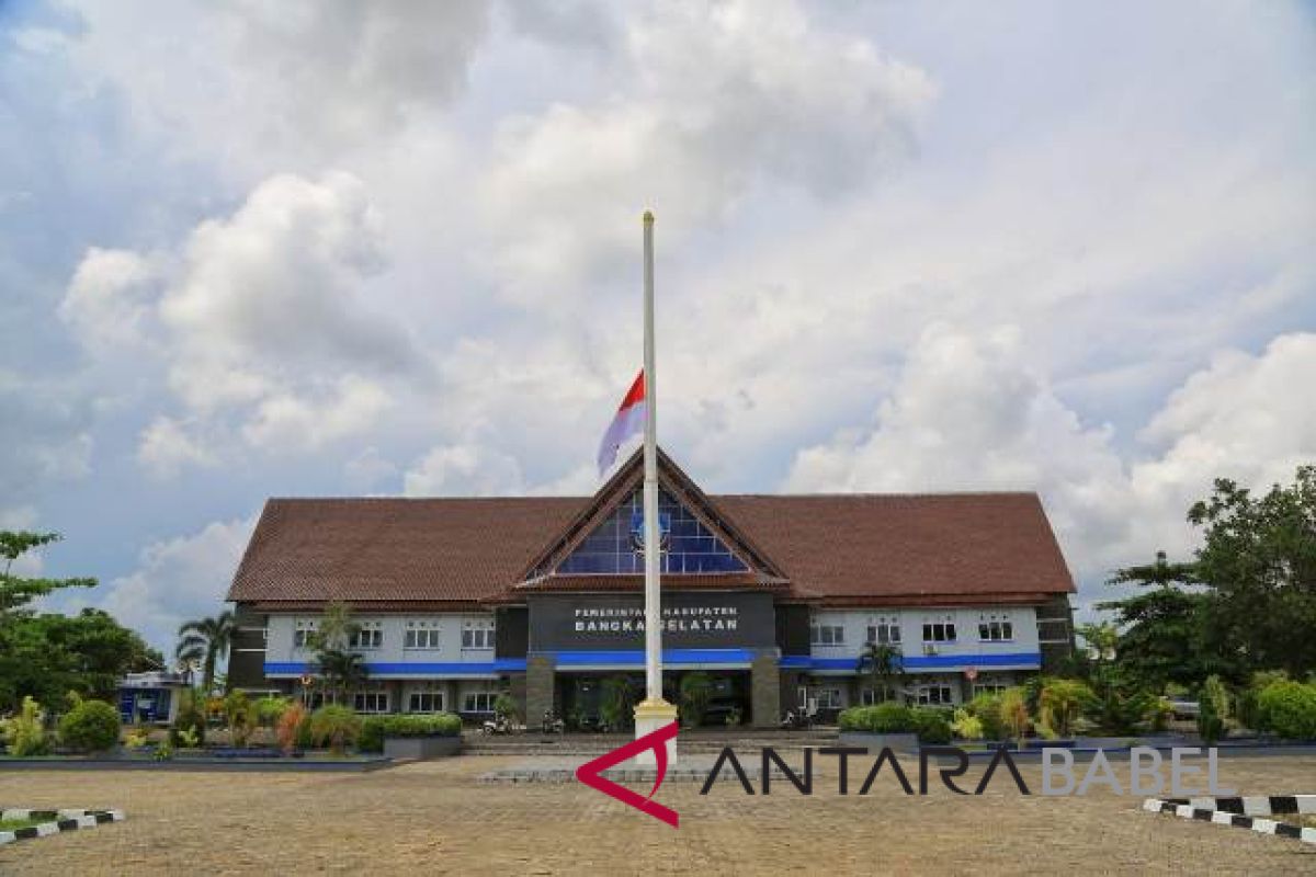 Pemkab Bangka Selatan kibarkan bendera setengah tiang