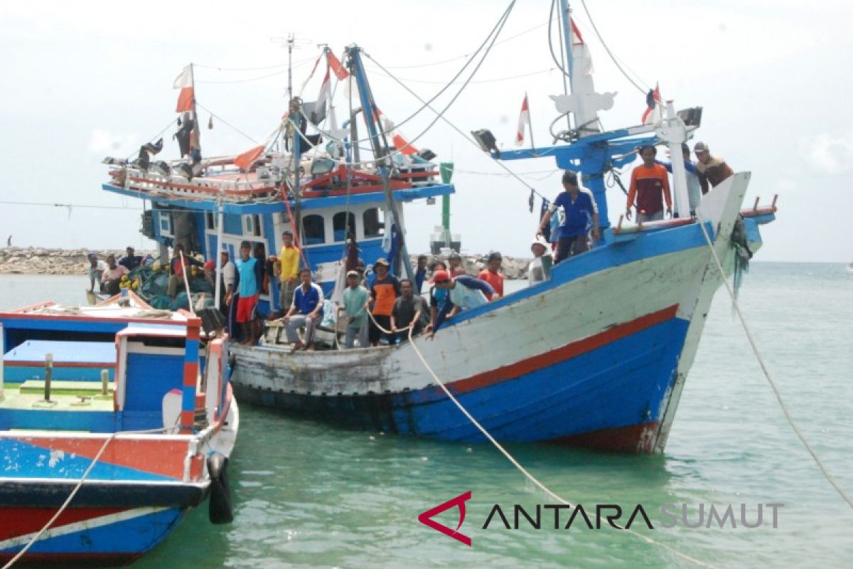 Cuaca ekstrim, nelayan di Pantai Barat tetap melaut