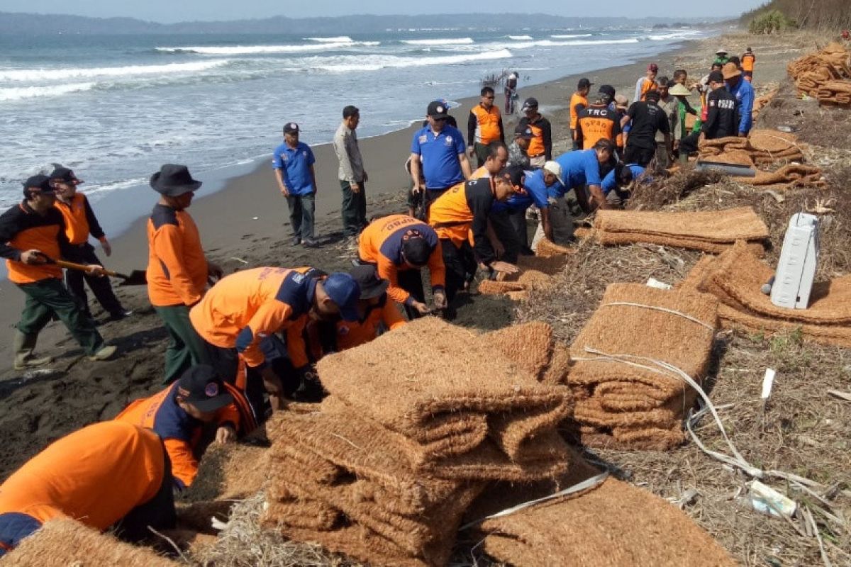 Atasi abrasi pantai, BPBD Cilacap pasang bronjong sabut kelapa