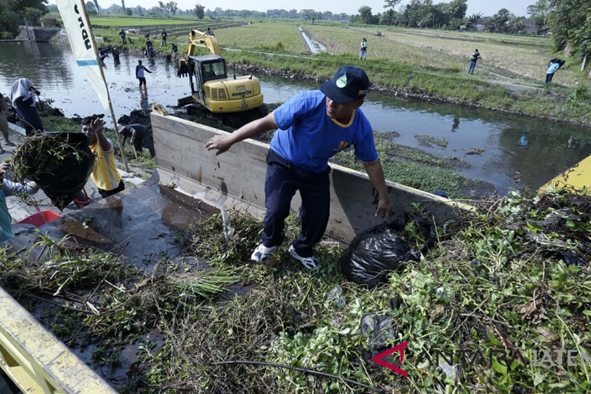 Peringati Hari Habitat Dunia, sukarelawan bersihkan sungai