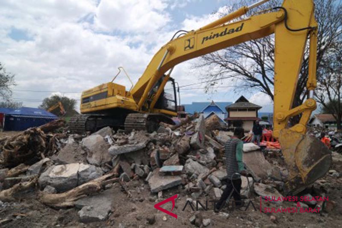 Polda Sulbar bersihkan puing gempa Palu