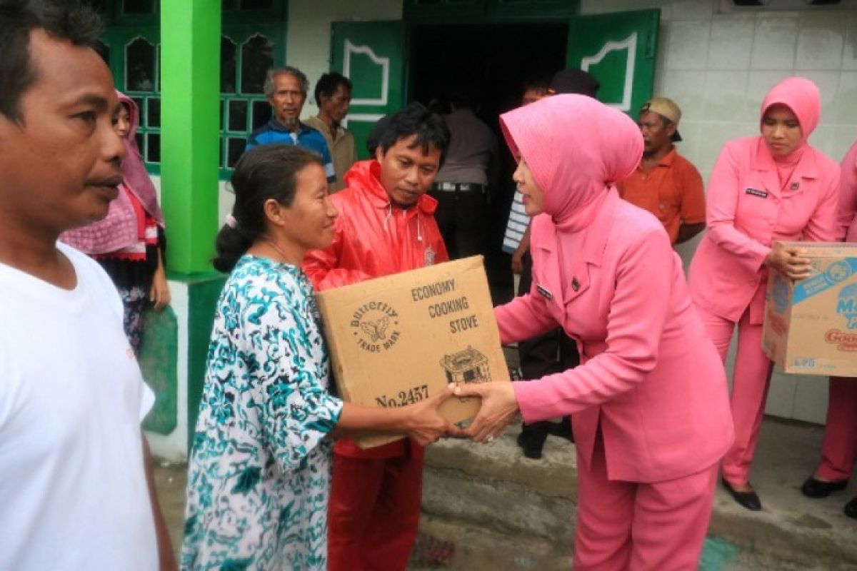 Ini dia aksi sosial Bhayangkari menolong korban bencana di Sulteng