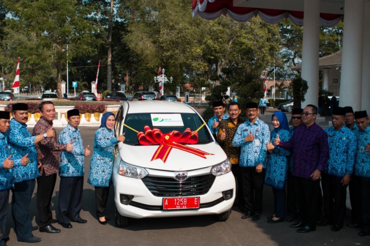 BPJS Ketenagakerjaan Hadiahi Pemkab Serang Mobil Avanza