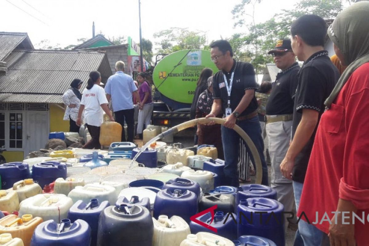 Pelayanan terganggu, PDAM Temanggung distribusikan air gunakan mobil tangki