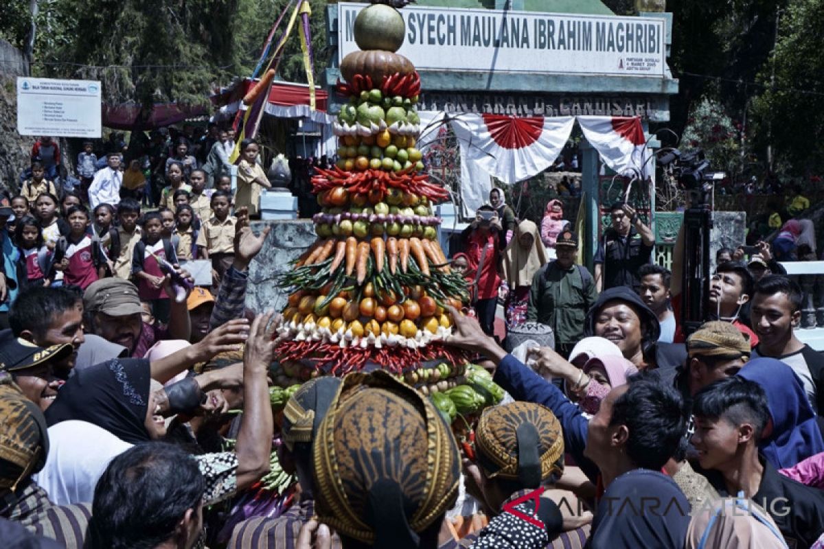 Ratusan warga Gunung Merbabu ikuti tradisi "Buka Luwur"