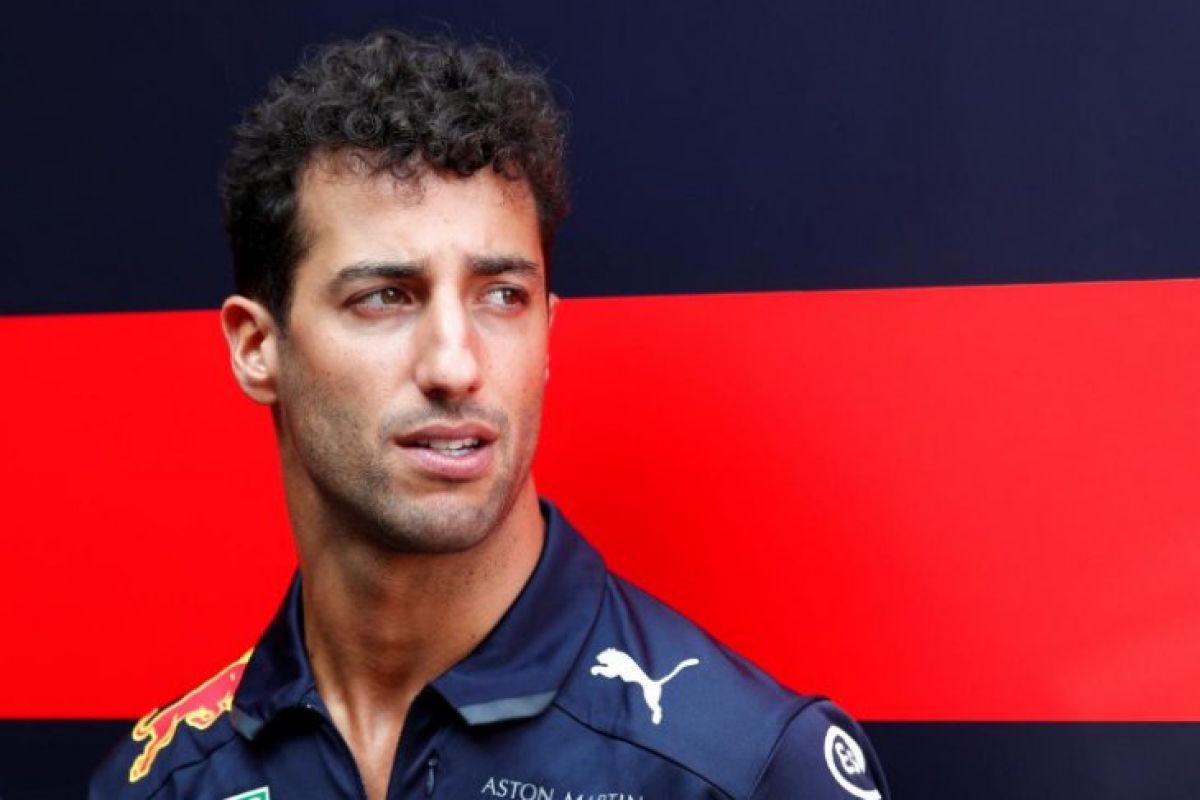 Frustrasi di GP Amerika, Ricciardo tinju dinding sampai berlubang