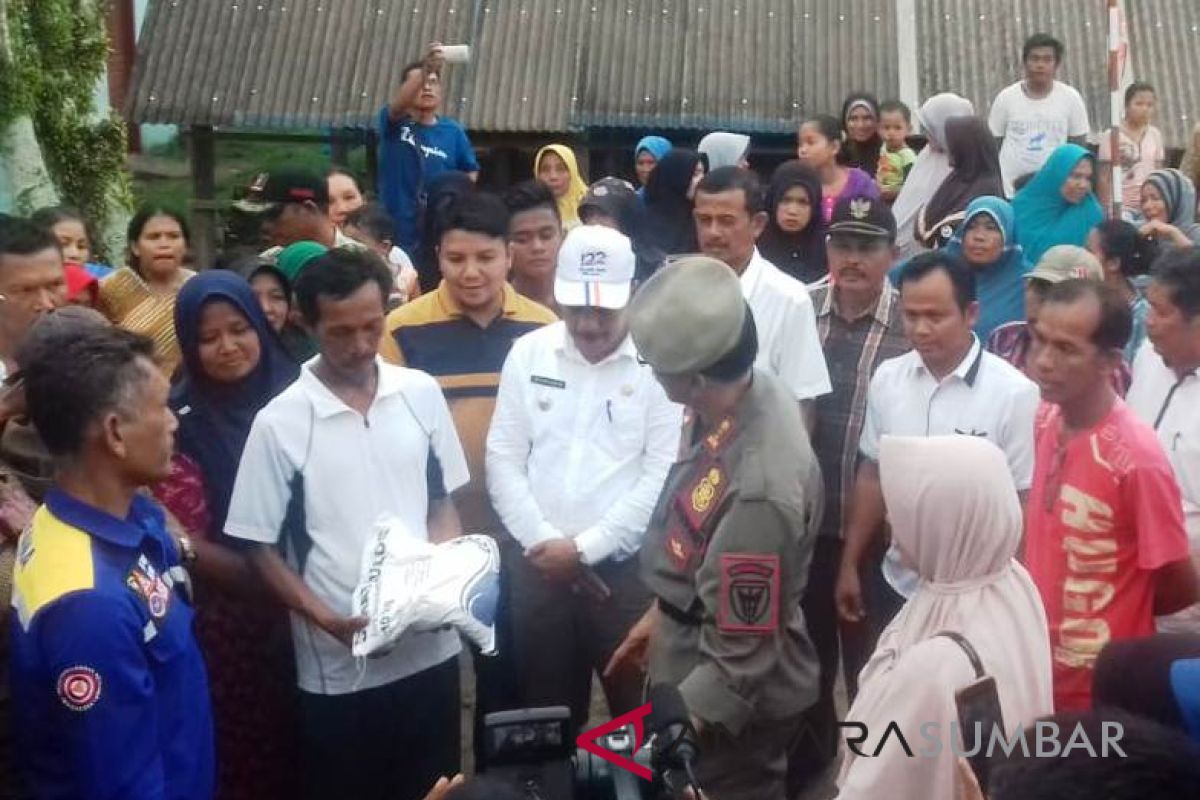 Rumah Sirjon hancur diterjang abrasi, Hendrajoni janji perbaiki