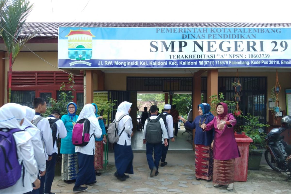 Program sekolah hemat energi di SMPN 29