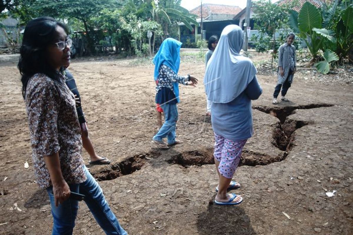 Tanah terbelah di Cimanggis Depok