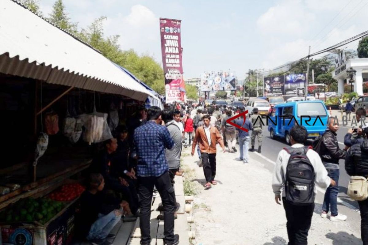 Pedagang di jalur Puncak-Cianjur minta perhatian presiden terpilih