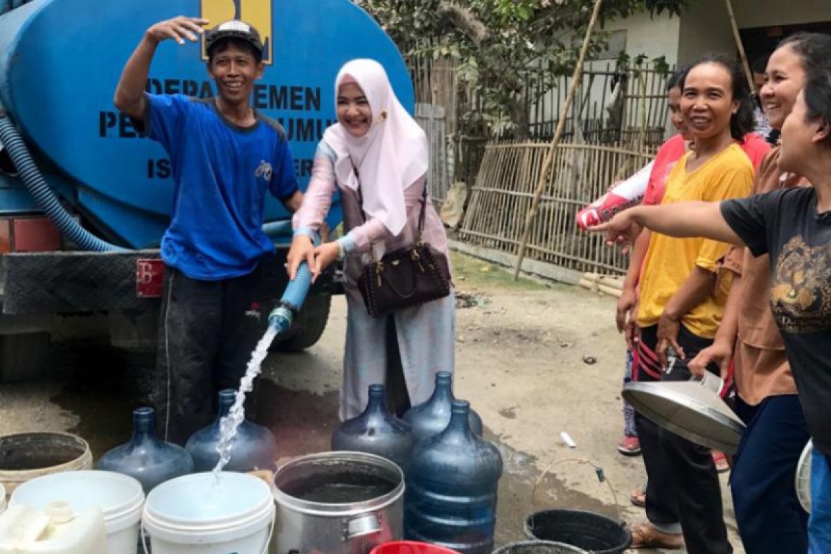 Dewi Aryani beri air bersih kepada warga Kabupaten Tegal