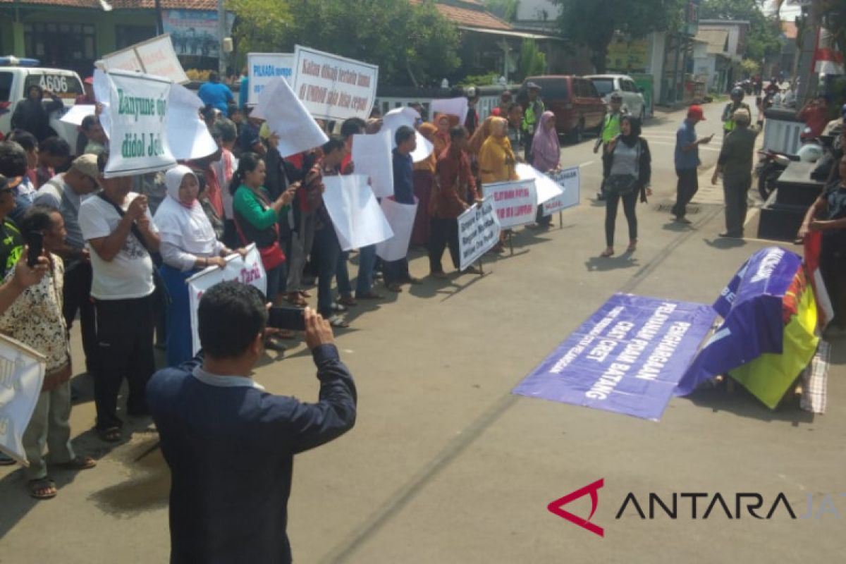 Tarif naik dan pelayanan mengecewan, pelanggan PDAM Batang demo