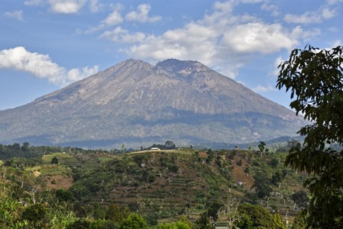 Kaki Gunung Rinjani dilanda hujan dan angin kencang