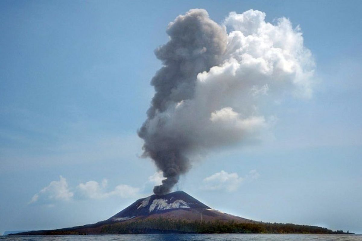 Gunung Anak Krakatau alami 63 kegempaan letusan