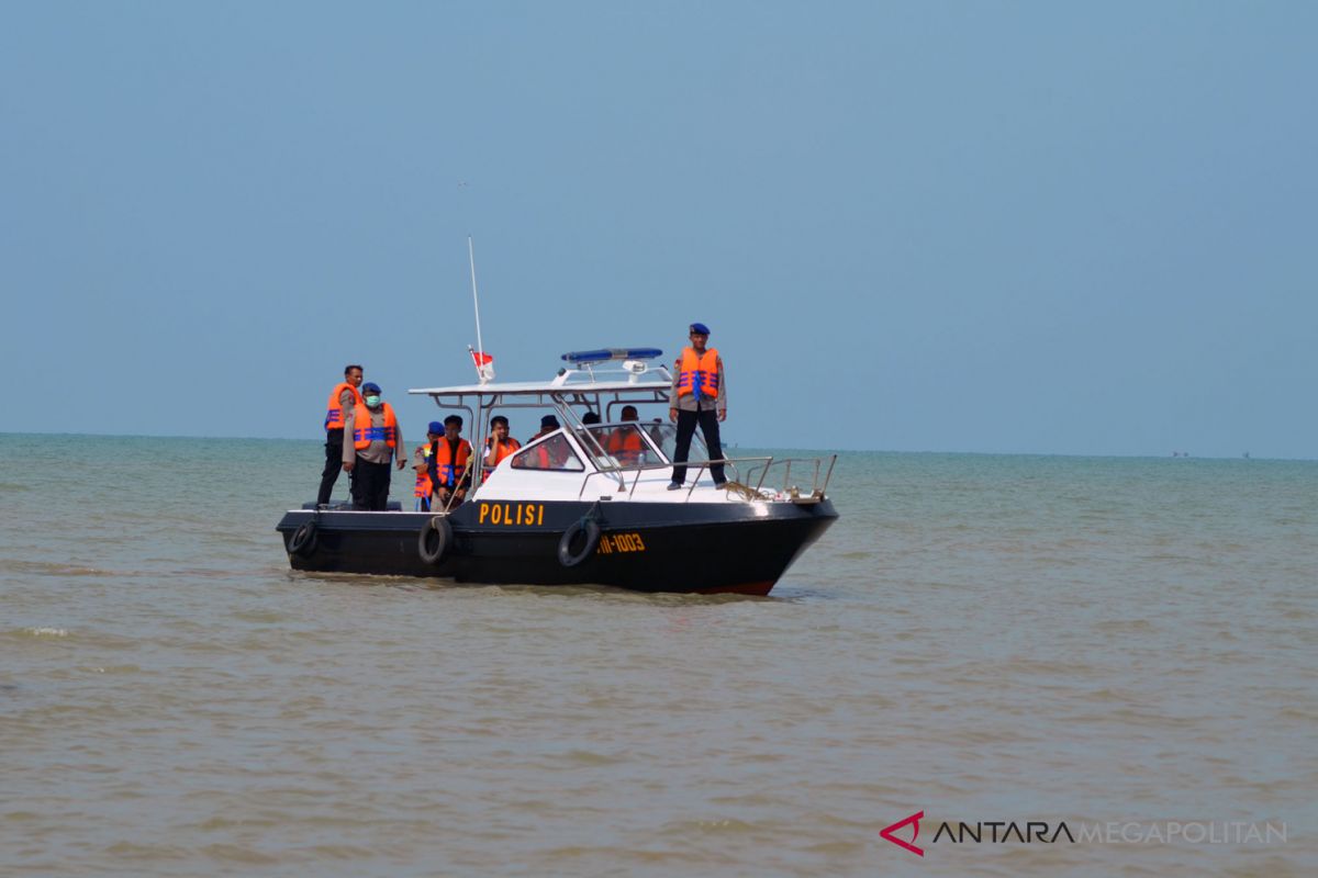 Puing pesawat dan potongan tubuh ditemukan di perairan Karawang