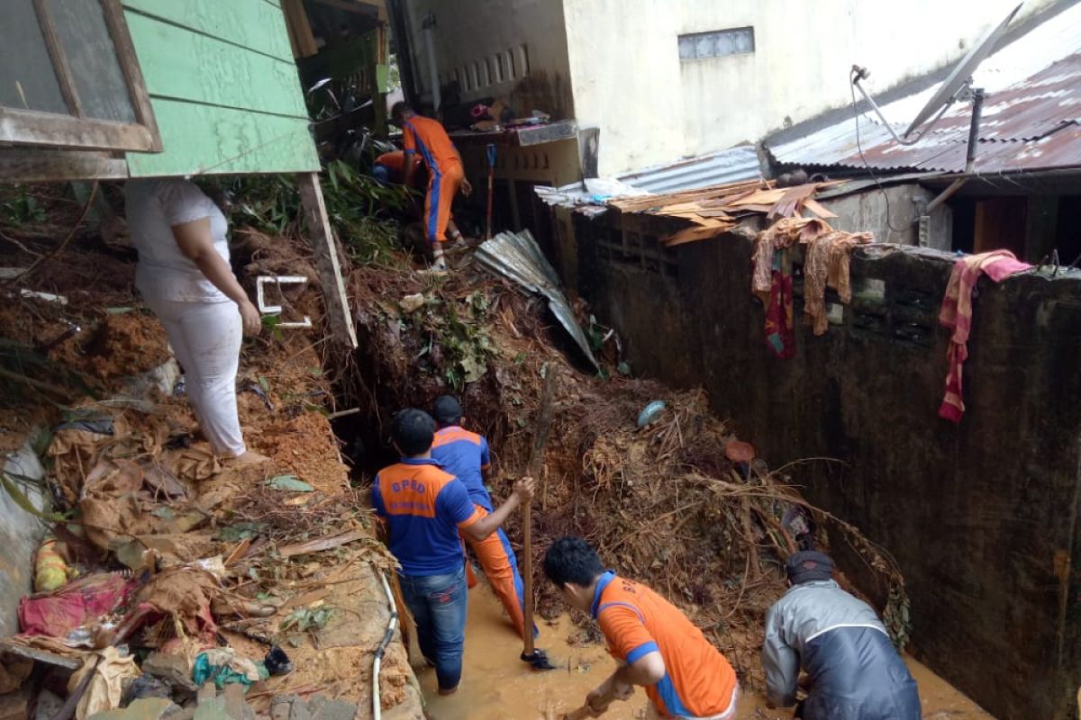 BPBD Tapteng turunkan personil evakuasi longsor Sibolga