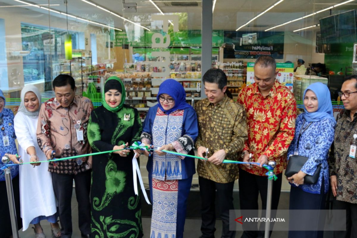 Pasarkan Produk UMKM, FamilyMart Buka Gerai di Smesco