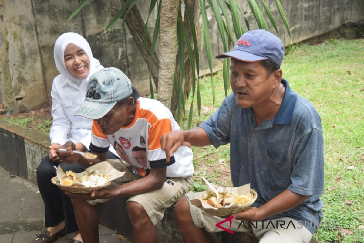 Wawako Palembang bagikan 500 porsi makanan untuk fakir miskin
